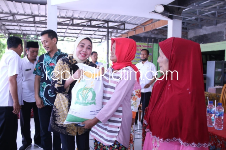SALURKAN - Istri Plt Bupati Sidoarjo, dr Sriatun Subandi saat memantau bantuan pangan di Desa Keper, Kedungrawan dan Desa Ploso Kecamatan Krembung, Sidoarjo, Rabu (22/05/2024).