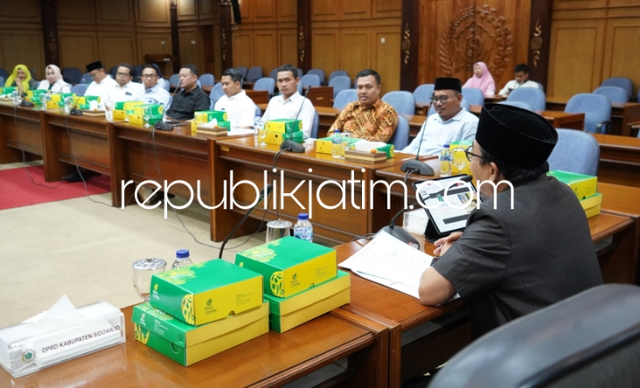 PAPARAN - Ketua DPRD Sidoarjo, H Usman M Kes didampingi Wakil Ketua DPRD, Kayan SH menyampaikan paparan ke 19 calon anggota DPRD Sidoarjo terpilih dalam Pemilihan Umum Legislatif (Pileg) Tahun 2024 di ruang paripurna DPRD Sidoarjo, Rabu (22/05/2024).