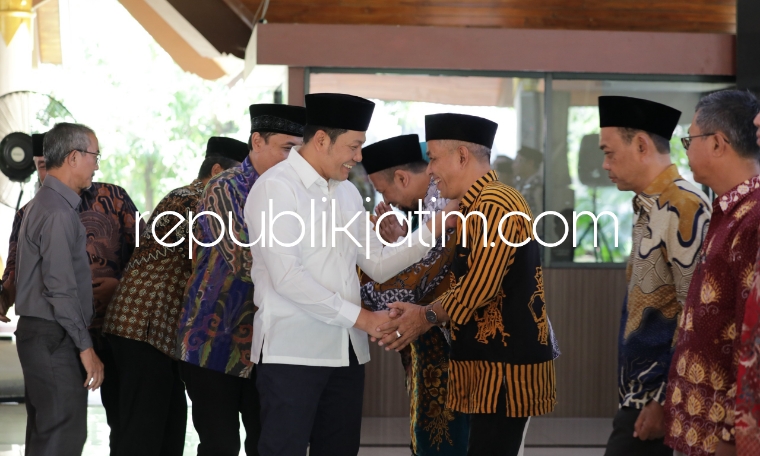 KUKUHKAN - Plt Bupati Sidoarjo, Subandi mengapresiasi pengukuhan pengurus Badan Permusyawaratan Desa (BPD) Kabupaten Sidoarjo Tahun 2024 - 2029 di Pendopo Delta Wibawa, Kamis (23/05/2024).