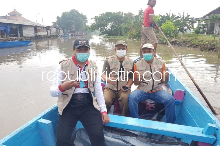 SALURKAN BANTUAN - Bacabup Sidoarjo, H Ir Sugiono Adi Salam yang dikenal ringan tangan dan peduli sesama naik perahu menuju sejumlah kampung terpencil di wilayah timur Kecamatan Sidoarjo untuk mengerjakan bantuan sosial dan PJU kemarin.