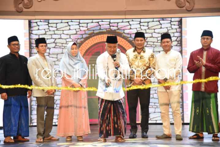 SENI - Pengasuh Pesantren Al Amanah Junwangi, KH Nur Cholis Misbah bersama Plt Bupati Sidoarjo Subandi membuka pagelaran seni para santri bertajuk Mahakarya Seni Al Amanah (MSA) di Lapangan Pesantren Modern Al Amanah Junwangi, Krian, Kamis (23/05/2024).