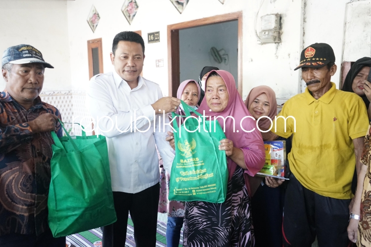 KUNJUNGAN - Plt Sidoarjo, Subandi mendatangi dua rumah warga di kampungnya Desa Pabean, Kecamatan Sedati, Sidoarjo yang dalam kondisi sakit dan membutuhkan bantuan Pemkab Sidoarjo, Jumat (24/05/2024).