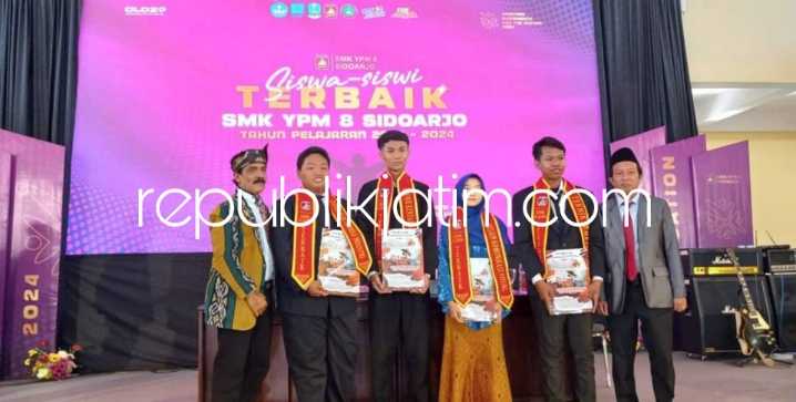TERBAIK - Kepala SMK YPM 8 Sidoarjo, Dr Kisyanto bersama para siswa dan siswi lulusan terbaik SMK YPM 8 Sidoarjo saat menerima penghargaan dari pihak sekolah saat proses pelepasan siswa dan siswi kelas 12 di aula sekolah setempat, Sabtu (25/05/2024).