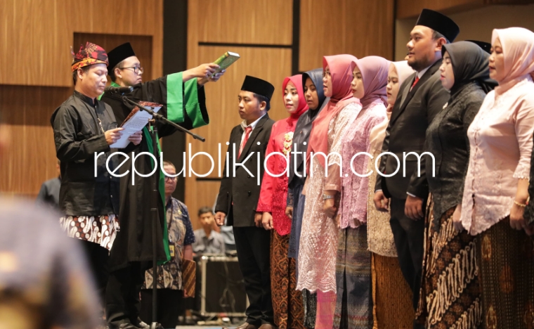 LANTIK - Ketua Bawaslu Kabupaten Sidoarjo, Agung Nugraha melantik sebanyak 54 Panitia Pengawas Pemilu Kecamatan (Panwascam) di Hotel Aston Sidoarjo, Sabtu (25/05/2024) malam. 