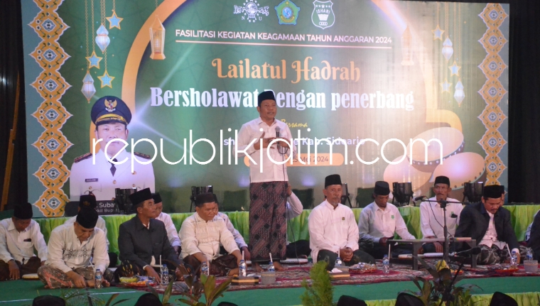 ISHARI - Plt Bupati Sidoarjo, Subandi bersama Forkopimda menghadiri kegiatan Lailatul Hadrah Shalawat Tebang Ishari bersama sekitar 2.000 jamaah di Pendopo Delta Wibawa, Sabtu (25/05/2024).
