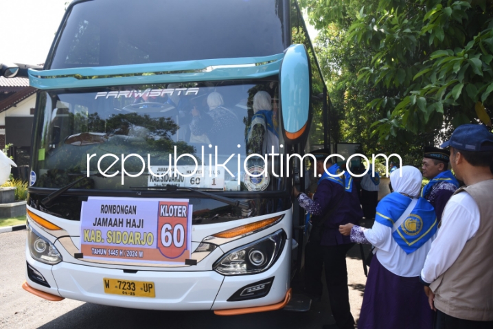 BERANGKAT - Pemberangkatan perdana 221 Calon Jamaah Haji (CJH) kloter 60 asal Sidoarjo diberangkatkan Plt Bupati Sidoarjo, Subandi dari Pendopo Delta Wibawa, Sidoarjo, Minggu (26/05/2024).
