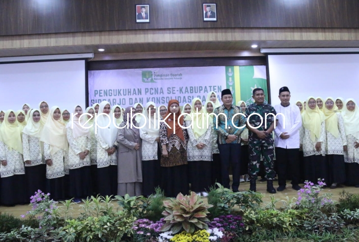 KUKUHKAN - Plt Bupati Sidoarjo, Subandi menghadiri Pengukuhan Pimpinan Daerah (PD) Nasyiatul Aisyiyah Sidoarjo dan Konsolidasi Daerah di gedung GBK 2 Lantai 7 di Komplek Universitas Muhammadiyah Sidoarjo (Umsida), Minggu (26/05/2024).