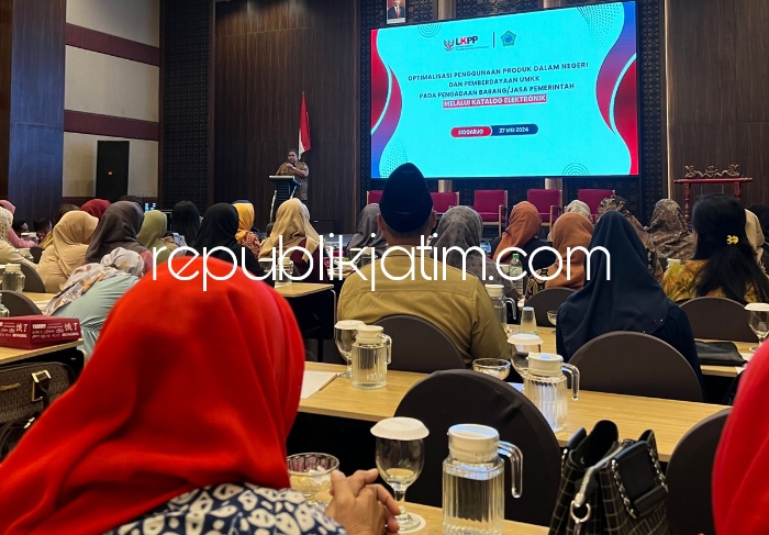 DORONG - Kepala Dinas Koperasi dan Usaha Mikro Pemkab Sidoarjo, Mohamad Edi Kurniadi mendorong para pelaku UMKM di Sidoarjo mendaftarkan produk dan jasanya di e katalog lokal saat acara di Fave Hotel Sidoarjo, Senin (27/05/2024).