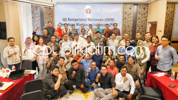 UKW - Ketua PWI Jawa Timur, Lutfil Hakim berharap pelaksanaan Uji Kompetensi Wartawan (UKW) di wilayahnya akan menjadikan kehidupan dan ekosistem pers menjadi lebih baik saat membuka UKW ke 57 Provinsi Jatim, di Surabaya, Selasa (28/05/2024).