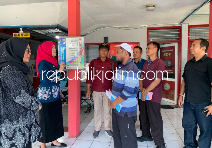BEBAS - Dua narapidana kasus terorisme (Napiter), ES dan HH bebas dari Lapas Surabaya, yang terletak di Desa Kebonagung, Kecamatan Porong, Sidoarjo dan menghirup udara di luar tembok jeruji usai mendapatkan hak pembebasan bersyarat, Kamis (30/05/2024).