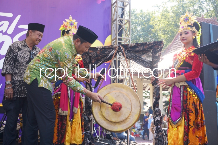 TOLERANSI - Plt Bupati Sidoarjo Subandi membuka acara Festival Toleransi 2024 bertema Sidoarjo In Harmony yang digelar Komunitas Seni dan Budaya Brang Wetan di Alun-Alun Sidoarjo, Kamis (30/05/2024).