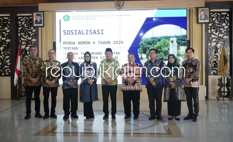 SOSIALISASI - Plt Bupati Sidoarjo, Subandi membuka kegiatan Sosialisasi Peraturan Daerah Nomor 4 Tahun 2024 tentang Rencana Tata Ruang Wilayah (RTRW) Kabupaten Sidoarjo Tahun 2024 - 2044 di Pendopo Delta Wibawa, Kamis (30/05/2024).