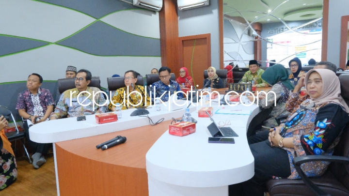 STUNTING - Acara virtual meeting dipimpin Plt Bupati Sidoarjo Subandi, didampingi Sekretaris Daerah Dr Fenny Apridawati saat tim panelis Provinsi Jatim menanyakan berbagai inovasi penurunan stunting hingga 7,7 persen setahun, Kamis (30/05/2024).