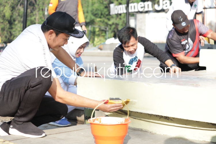 NGECAT - Plt Bupati Sidoarjo, Subandi bersama seluruh Organisasi Perangkat Daerah (OPD) lingkungan Pemkab Sidoarjo dalam kerja bakti massal mewujudkan Sidoarjo yang bersih dan asri dengan membersihkan dan mengecat Alun-Alun Sidoarjo, Jumat (31/05/2024). 