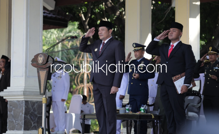 PANCASILA - Plt Bupati Sidoarjo, Subandi mengajak seluruh elemen masyarakat Sidoarjo mengamalkan nilai-nilai Pancasila dalam kehidupan sehari-hari saat Upacara Peringatan Hari Lahir Pancasila Tahun 2024 di Alun-alun Sidoarjo, Sabtu (01/06/2024).
