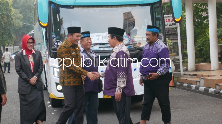 BERANGKATKAN - Sebanyak 366 Calon Jamaah Haji (CJH) asal Sidoarjo yang tergabung dalam kloter 77 diberangkatkan Plt Bupati Sidoarjo, Subandi di Pendopo Delta Wibawa, Sidoarjo, Sabtu (01/06/2024). 
