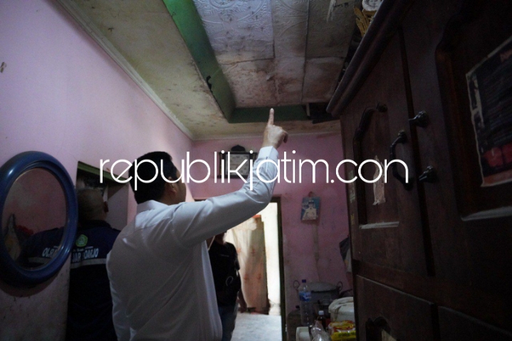 PRIHATIN - Plt Bupati Sidoarjo, Subandi langsung mengunjungi rumah Munodo (51) warga Desa Karangpuri, Kecamatan Wonoayu, Sidoarjo yang kondisinya sudah sangat memprihatinkan, Sabtu (01/06/2024).