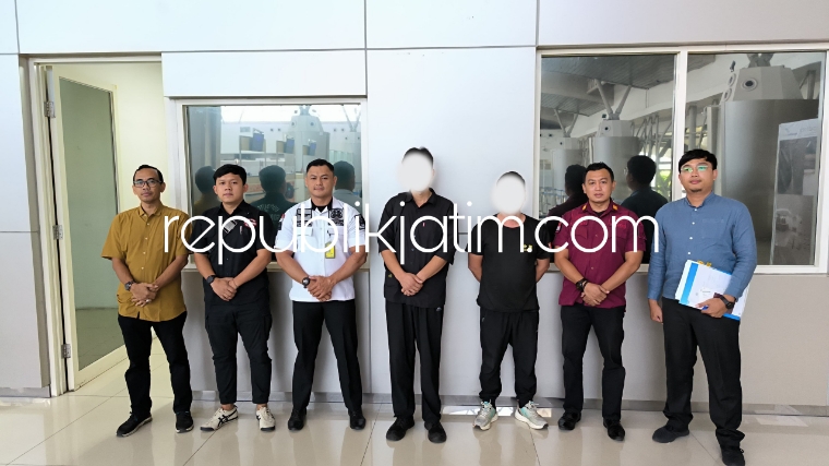 DEPORTASI - Sebanyak dua orang Warga Negara Asing (WNA) asal China, SP (36) dan YY (35) dideportasi Kantor Imigrasi Tanjung Perak melalui Bandara Juanda, Sidoarjo karena melanggar izin tinggal, Sabtu (01/06/2024).