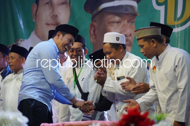 SHALAWATAN - Plt Bupati Sidoarjo, Subandi turut mengikuti kegiatan Panggreh Bershalawat yang digelar di Lapangan Desa Panggreh, Kecamatan Jabon, Sidoarjo, Sabtu (01/06/2024) malam. 
