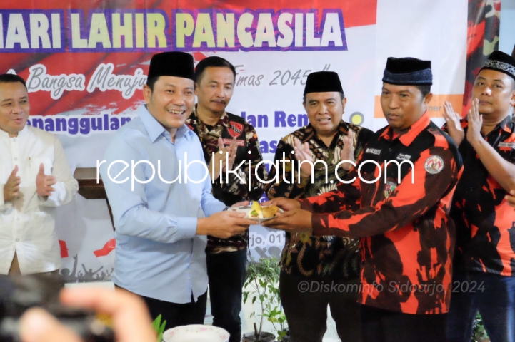PERINGATAN - Plt Bupati Sidoarjo Subandi menilai pemuda sebagai aset bagi pembangunan dan menjadi motor penggerak pembangunan saat peringatan Hari Lahir Pancasila di Balai Desa Jimbaran Kulon bersama PAC Pemuda Pancasila Wonoayu, Sabtu (01/06/2024) malam.