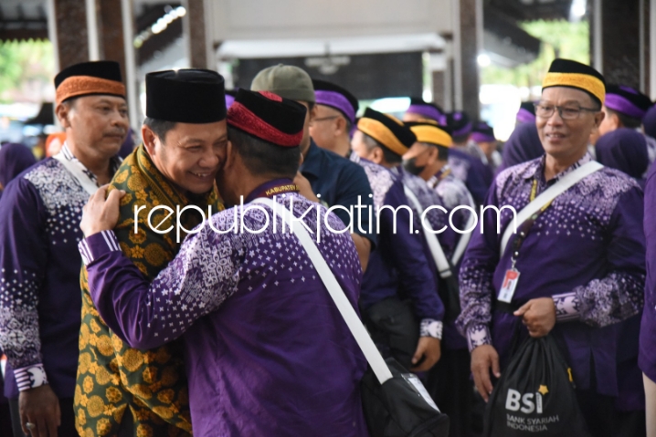 BERANGKATKAN - Plt Bupati Sidoarjo, Subandi melepas keberangkatan Calon Jamaah Haji (CJH) asal Sidoarjo ke tanah suci Mekah dengan jumlah sekitar 732 CJH masuk kloter 83 dan 84 diberangkatkan dari Pendopo Delta Wibawa, Senin (03/06/2024).