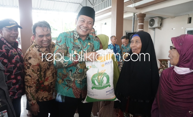 SERAHKAN - Plt Bupati Sidoarjo, Subandi saat menyerahkan dan memonitor langsung distribusi bantuan pangan di Kecamatan Wonoayu, Selasa (04/06/2024).