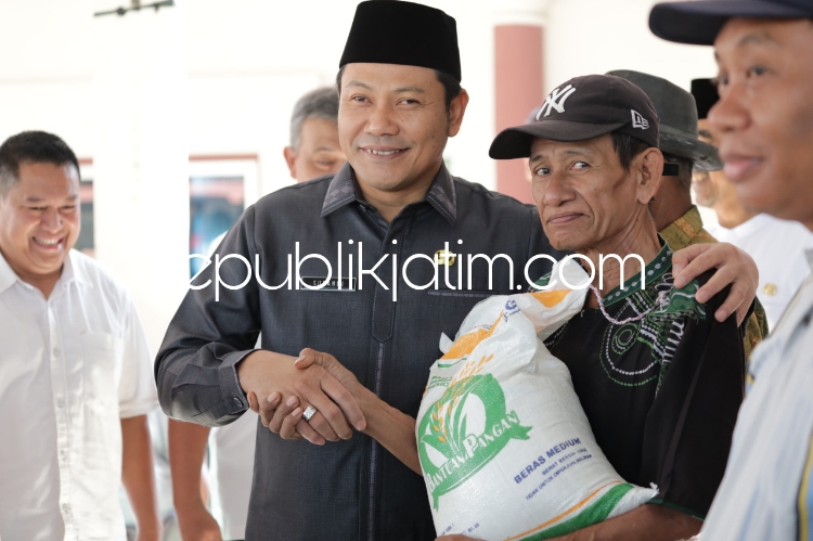 SERAHKAN - Plt Bupati Sidoarjo Subandi menyerahkan bantuan beras. 10 kilogram kepada 3.974 KPM di Kecamatan Sukodono, Rabu (05/06/2024).