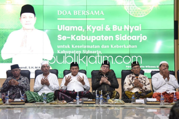 DOA BERSAMA - Sekitar seratus Kiai beserta Nyai di Sidoarjo memenuhi undangan doa bersama agar Kabupaten Sidoarjo selalu diberi keselamatan dan keberkahan di Pendopo Delta Wibawa, Rabu (05/06/2024).