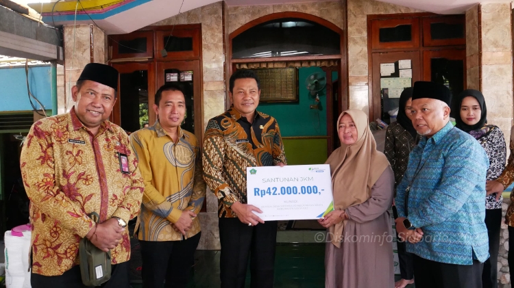 SANTUNAN - Plt Bupati Sidoarjo Subandi didampingi jajaran Forkopimda dan BPJS Ketenagakerjaan Sidoarjo menyerahkan uang tali asih di rumah duka almarhum Khoirul dan Kunadi yang meninggal dunia kemarin, Kamis (06/06/2024).