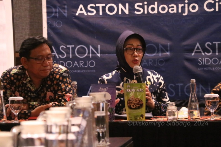 PENANGANAN - Sekda Sidoarjo Fenny Apridawati mendampingi Plt Deputi Bidang Koordinasi Peningkatan Kualitas Kesehatan dan Pembangunan Kependudukan Budiono Subambang dalam upaya Sidoarjo Siap Menuju Bebas TBC Tahun 2030 di Aston Hotel, Kamis (06/06/2024).