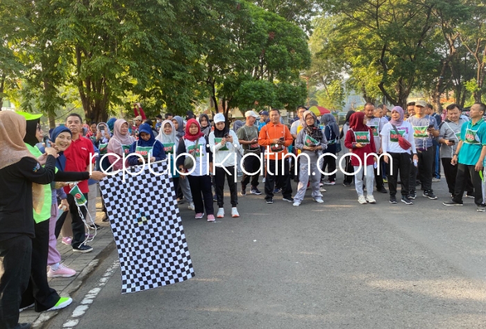 KEBUGARAN - Dinkes Pemkab Sidoarjo menggelar tes kebugaran bagi 100 Aparatur Sipil Negara (ASN) Kabupaten Sidoarjo perwakilan Organisasi Perangkat Daerah (OPD) se Sidoarjo saat tes kebugaran di Lapangan Sepatu Roda GOR Delta Sidoarjo, Jumat (07/06/2024).