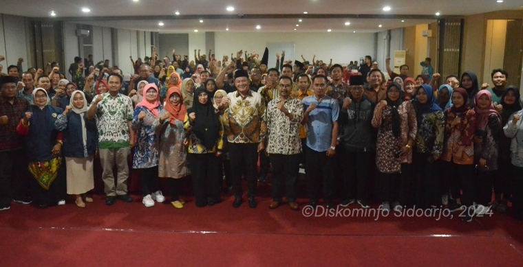 BUKA - Plt Bupati Sidoarjo Subandi membuka kegiatan Bimtek Pekerja Sosial Masyarakat (PSM), Sistem Layanan dan Rujukan Terpadu (SLRT) dan Pusat Kesejahteraan Sosial (Puskesos) yang dilaksanakan di Hotel Batu Suki, Kota Batu, Jumat (07/06/2024) malam.