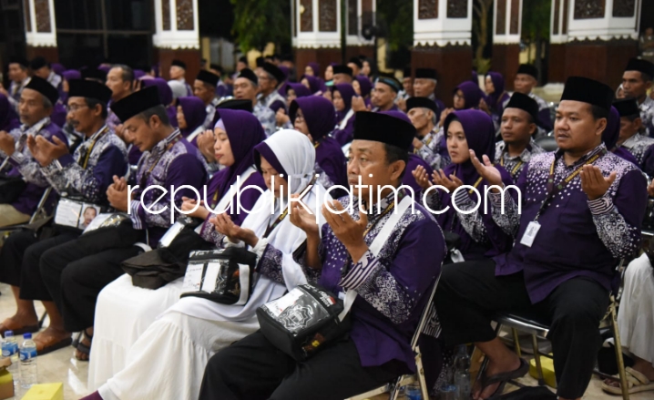 BERANGKAT - Sebanyak 109 CJH kloter terakhir Calon Jamaah Haji (CJH) asal Sidoarjo diberangkatkan Plt Bupati Sidoarjo, Subandi dari Pendopo Delta wibawa menuju Asrama Haji Sukolilo, Surabaya, Minggu (09/06/2024) malam.