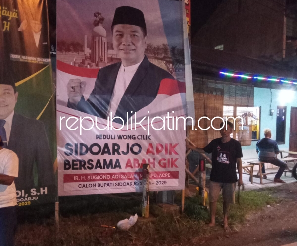 PASANG - Ribuan spanduk dan banner Bakal Calon Bupati (Bacabup) Sidoarjo, Ir H Sugiono mulai terpasang di sejumlah sudut jalan raya strategis di wilayah Kabupaten Sidoarjo, Minggu (09/06/2024) malam.