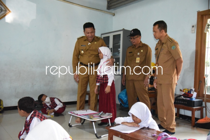 SIDAK - Plt Bupati Sidoarjo, Subandi menggelar Inspeksi Mendadak (Sidak) di SDN Lajuk dan SDN Gedang I, Kecamatan Porong untuk mengecek langsung kondisi sekolah yang kekurangan ruang kelas itu, Senin (10/06/2024).