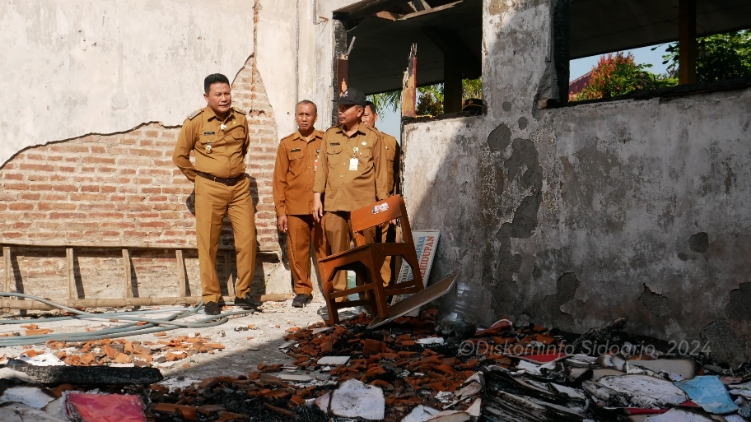 SIDAK - Plt Bupati Sidoarjo, Subandi saat Sidak di SDN Jenggot, Kecamatan Krembung yang dua ruang kelas dan satu ruang guru terbakar pada akhir Tahun 2023 lalu yang belum diperbaiki hingga saat ini, Senin (10/06/2024). 