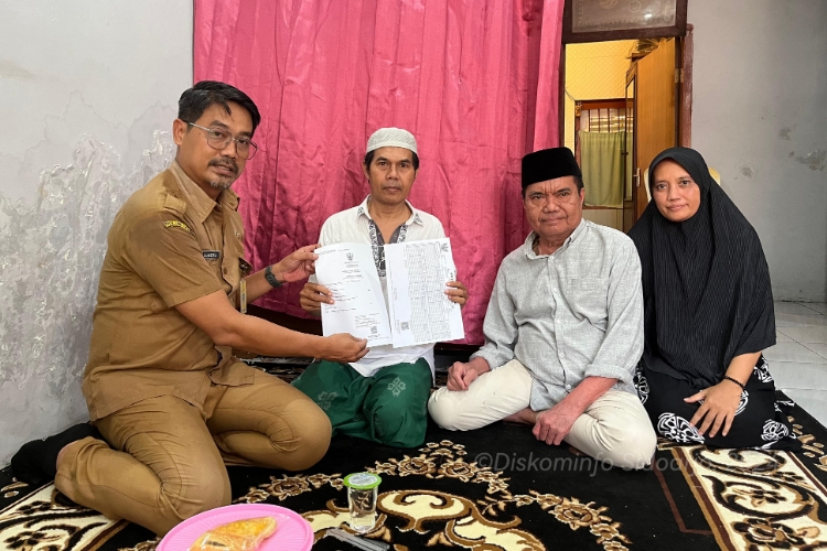 AKTA KEMATIAN - Petugas Dispenduk Capil Pemkab Sidoarjo menyerahkan dua Akta Kematian CJH asal Sidoarjo yang dimakamkan di Makkah kepada para ahli warisnya, Senin (10/06/2024) kemarin.