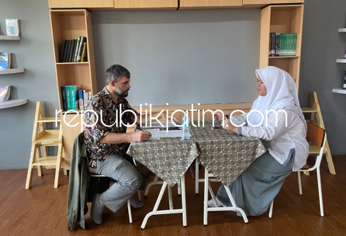 UJIAN - Salah satu tim penguji Mr John D Pierce alumni University of Idaho dan telah memperoleh sertifikasi Cambridge ESOL CELTA pada Tahun 2009 menguji siswa Kelas XI SMA Al Muslim dengan dialog Bahasa Inggris, Selasa (11/06/2024).