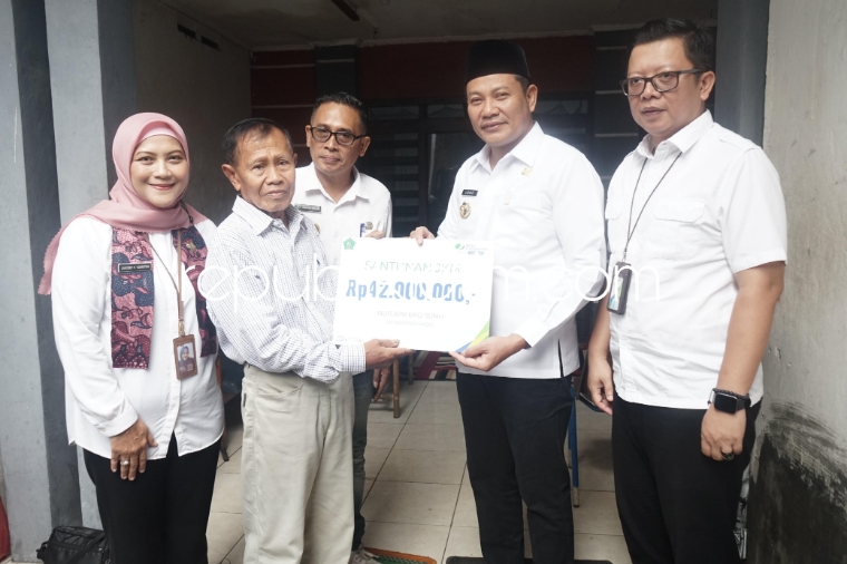 SERAHKAN - Plt Bupati Sidoarjo, Subandi mengucapkan belasungkawa dan menyerahkan santunan kepada ahli waris kader posyandu Desa Betro Kecamatan Sedati dan Desa Kureksari, Kecamatan Waru yang meninggal, Rabu (12/06/2024).