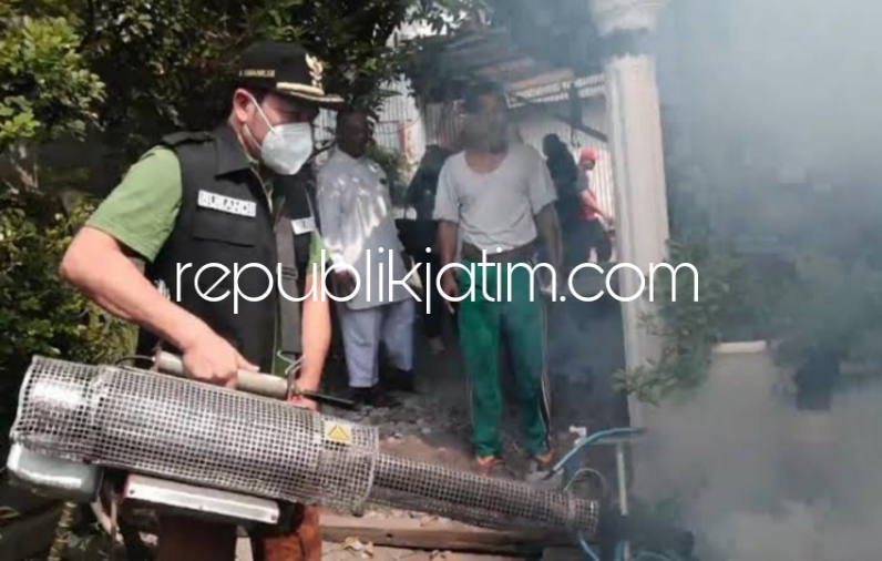FOGGING - Plt Bupati Sidoarjo, Subandi melaksanakan fogging untuk mencegah serangan Demam Berdarah Dengue (DBD) sekaligus mengeluarkan SE Bupati Sidoarjo soal pencegahan dan penanganan DBD di Sidoarjo, Kamis (13/06/2024). 