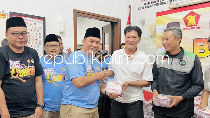 KURBAN - Caleg Terpilih DPR RI Partai Gerindra, Bambang Haryo Soekartono membagikan daging kurban untuk para relawan dan warga tidak mampu di Posko BHS di JL Diponegoro, Kota Sidoarjo, Senin (17/06/2024).