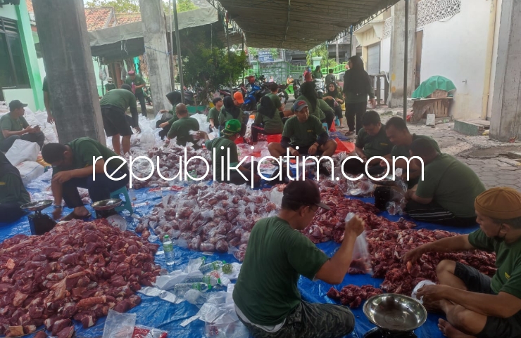 KURBAN - Tahun 2024 atau 10 Dzulhijjah 1445 panitia menyembelih 41 sapi dan 25 kambing di komplek Masjid Siti Suci Nur Rohmah (SSNR) Perumahan Magersari Permai, Kecamatan Sidoarjo, Senin (17/06/2024).