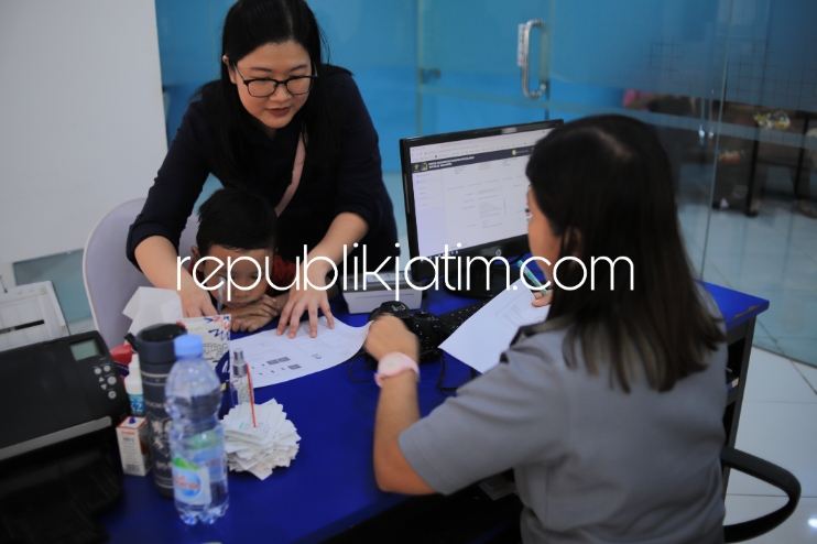 LAYANAN PASPOR - Proses pemulihan sistem pelayanan keimigrasian di sembilan kantor imigrasi di Jatim dilakukan Kanwil Kemenkumham Jatim seperti proses pelayanan perekaman biometrik untuk keperluan penerbitan paspor berjalan normal, Selasa (25/06/2024).