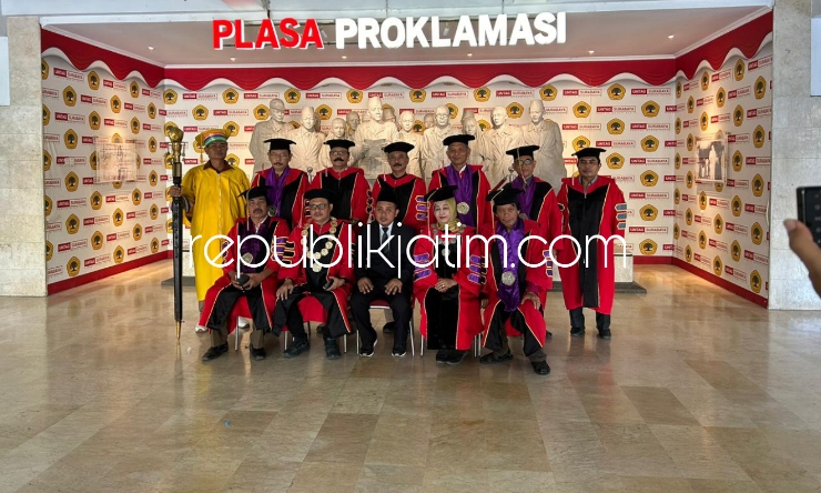 DOKTOR - Dr Moch Shofwan, S Pd, M Sc, CHRM berhasil meraih gelar doktor karena berhasil mempertahankan disertasinya tentang Pengembangan Wilayah di Kawasan Bencana Lumpur Sidoarjo di hadapan para Dewan Penguji dan Profesor, Selasa (25/06/2024). 
