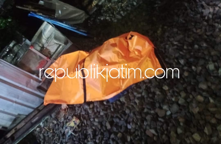 EVAKUASI - Petugas mengevakuasi korban tertabrak KA Blambangan Ekspres di perlintasan kereta api Dusun Candi Jaya, Desa/Kecamatan Candi, Sidoarjo di KM 22+900, Selasa (25/06/2024) dini hari. 
