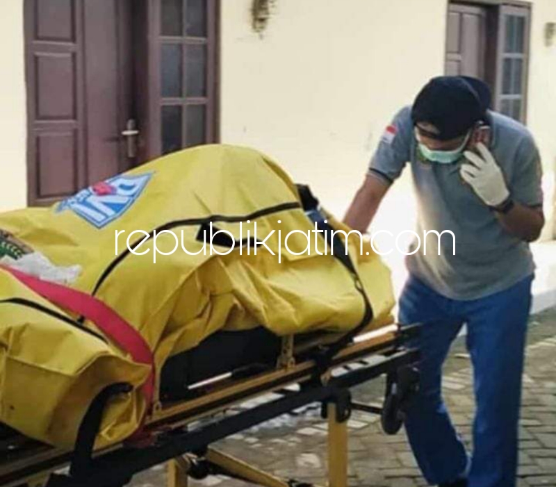 EVAKUASI - Petugas mengevakuasi jenazah, Itanti (30) beserta bayi yang baru dilahirkan dari dalam kamar kos nomor 10 di Dusun Keling, Desa Jumputrejo, Kecamatan Sukodono, Sidoarjo, Selasa (25/06/2024).