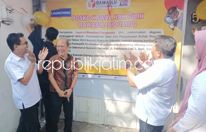 LAUNCHING - Ketua Bawaslu Sidoarjo, Agung Nugraha didampingi Komisioner Bawaslu lainnya melaunching Posko Kawal Hak Pilih Pilkada Serentak 2024 yang di Kantor Sekretariat Bawaslu Sidoarjo, Rabu (26/06/2024). 