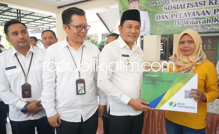 SOSIALISASI - Dinas Penanaman Modal Pelayanan Terpadu Satu Pintu (DPM PTSP) Pemkab Sidoarjo menggelar sosialiasi perizinan di Kantor Kecamatan Sedati, Sidoarjo, Rabu (26/06/2024).