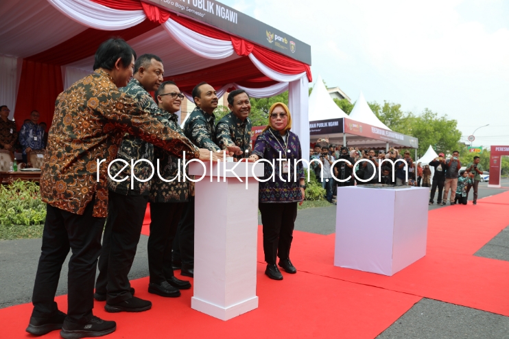RESMIKAN - Menteri Pendayagunaan Aparatur Negara dan Reformasi Birokrasi (MenPANRB), Abdullah Azwar Anas didampingi Bupati Ngawi Ony Anwar Harsono meresmikan MPP Kabupaten Ngawi yang dilengkapi 152 layanan dari 39 instansi pemerintah, Kamis (27/06/2024).