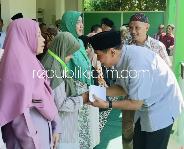 SANTUNAN - Bacabup Sidoarjo, Ir H Sugiono Adi Salam memberikan santunan kepada para penyandang disabilitas Sidoarjo saat acara Ngaji Bareng di Masjid Baitul Mukminin, Taman Vancouver, Perumahan Puri Surya Jaya, Kecamatan Gedangan, Sidoarjo kemarin. 